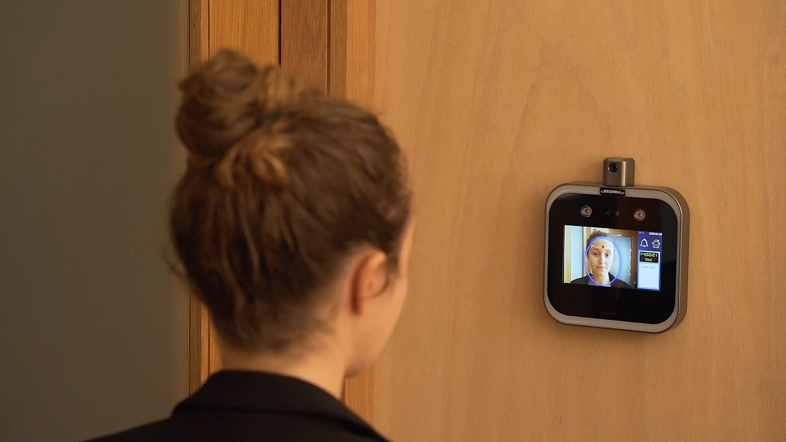 Colaboradora a registar o ponto num terminal de reconhecimento facial Ao2 instalado numa porta
